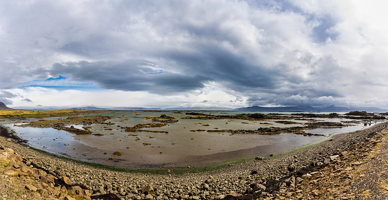 沿着冰岛西峡湾雷克霍勒的卡尔西雅维古尔海岸欣赏美丽的自然风光摄影图片