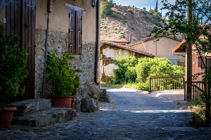 塞浦路斯Kakopetria山村的古老狭窄街道摄影图片