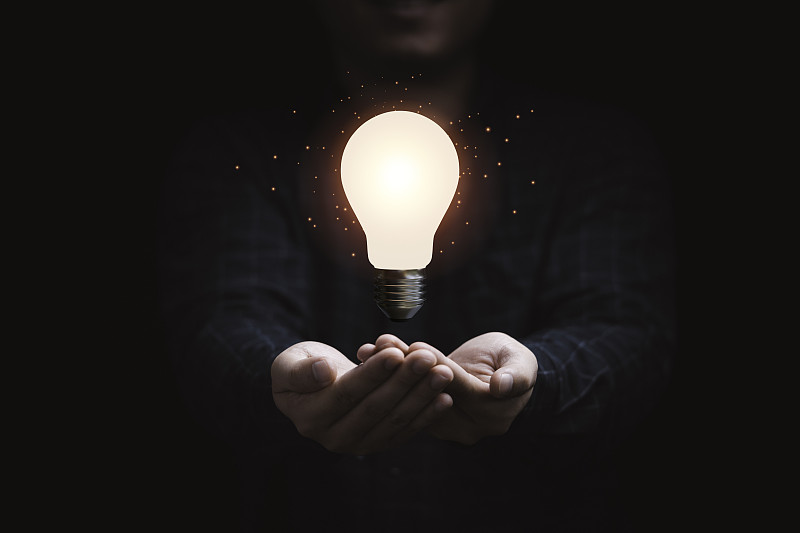 商人拿着发光的灯泡进行创新思维、创新理念和解决问题的理念。图片下载