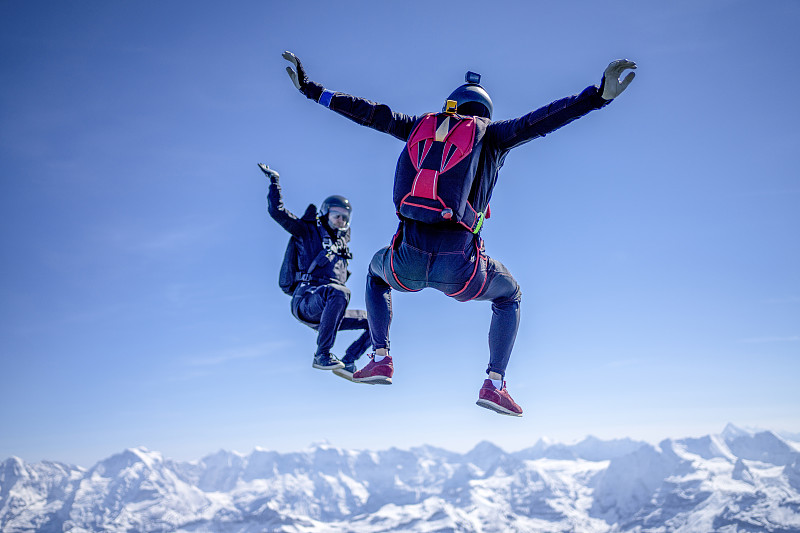 跳伞者在白雪皑皑的山上保持自由姿势图片下载
