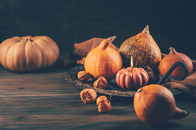 快乐的感恩节背景，木制桌子上装饰着南瓜和蜡烛图片下载