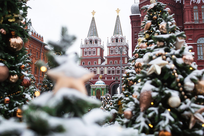 街道上的圣诞装饰。莫斯科美丽的节日风景。红场。新年的气氛。2023年新年和圣诞节。图片下载