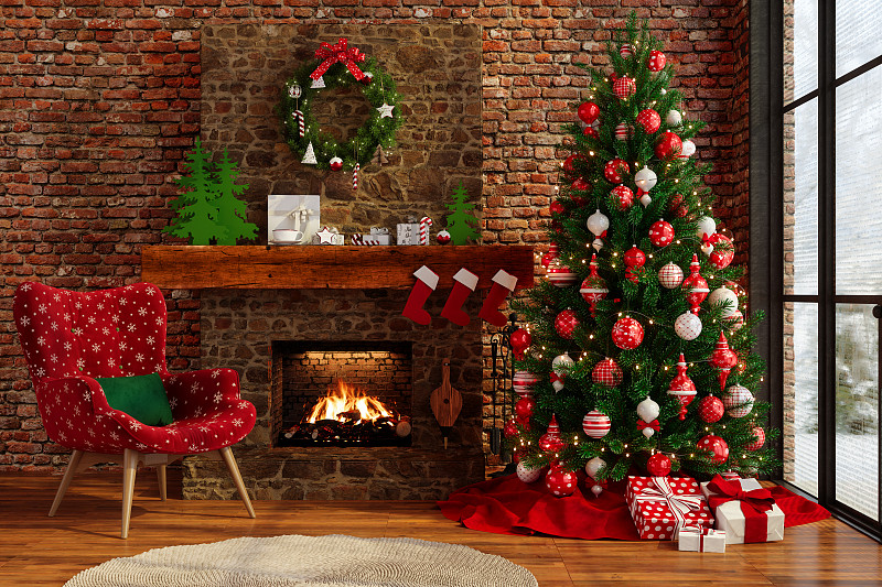 带有圣诞装饰的小屋。客厅内部有圣诞树，装饰品，礼品盒，扶手椅和壁炉图片下载
