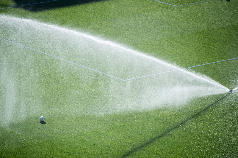 西班牙，给足球场浇水的洒水器的俯视图图片下载