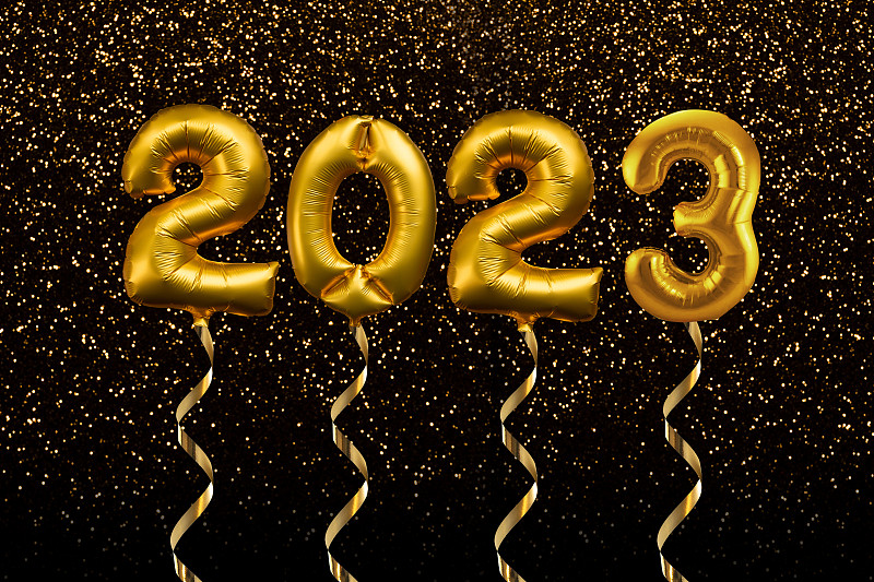 2023写着金色气球飘在闪闪发光的金色背景上，新年聚会贺卡图片下载