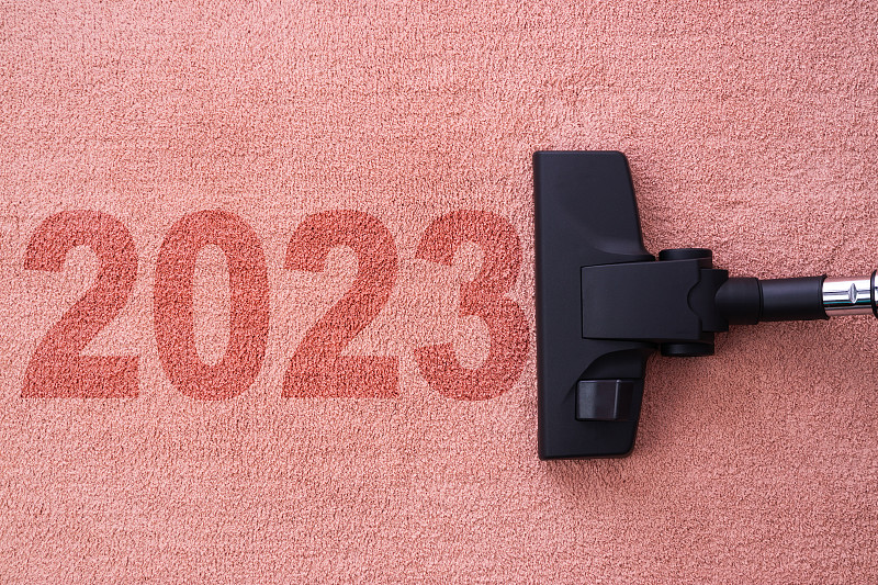 在新的2023年概念清洁家庭清洁与真空吸尘器在地毯和复制空间的文字图片下载