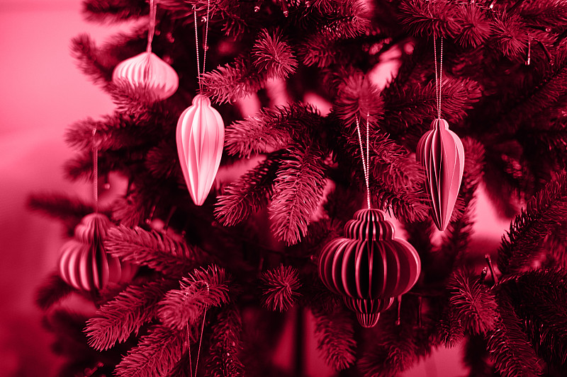 2023年度流行色。洋红色万岁。节日圣诞树与可持续装饰纸玩具圣诞球图片下载