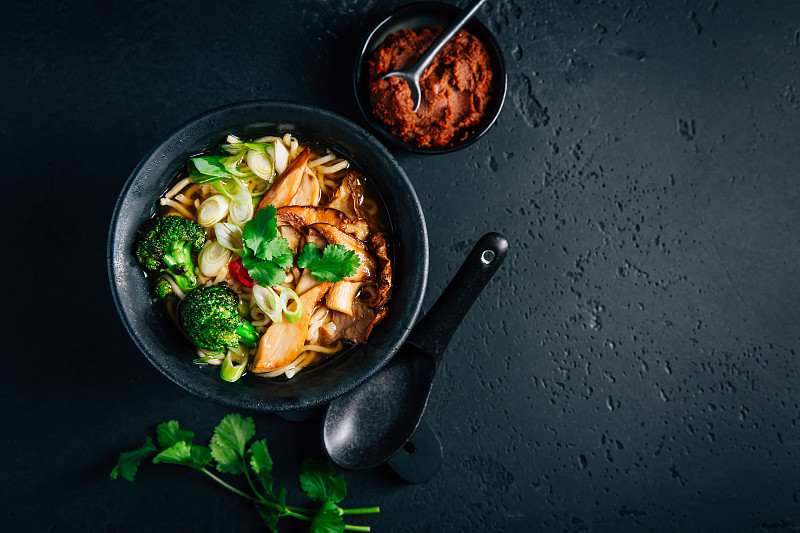 素食味噌或拉面汤蘑菇和蔬菜在黑色背景图片下载