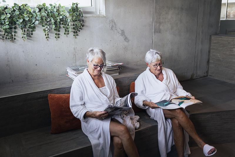 老年女性阅读杂志图片下载