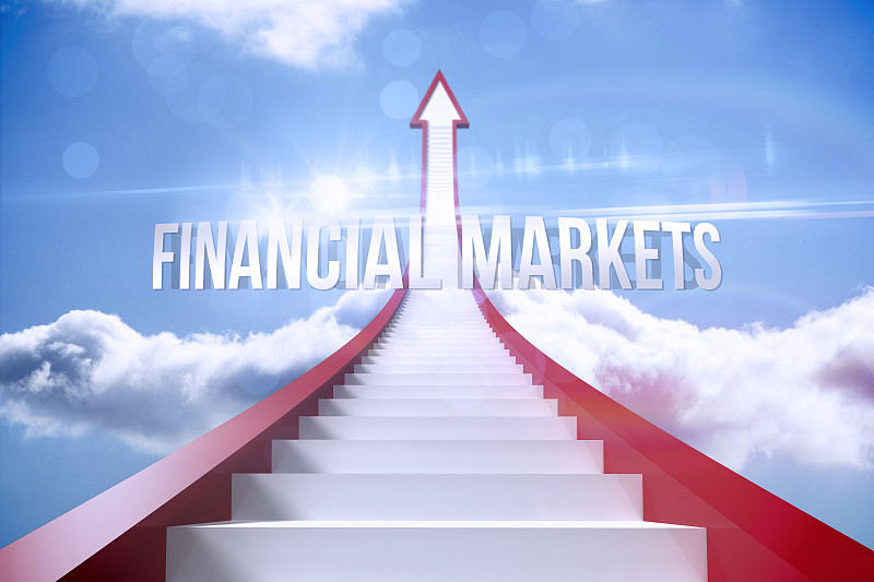 金融市场上红色的台阶，指向天空的箭头图片下载