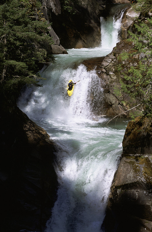 极限皮划艇在三重瀑布图片下载
