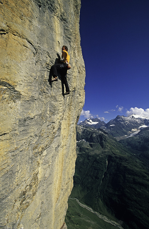在瑞士阿尔卑斯山爬山图片下载