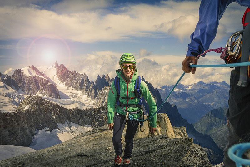 一对登山夫妇在法国萨瓦山攀登山脊图片下载
