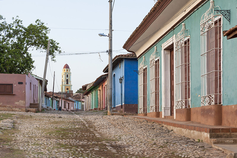古巴特立尼达大街上五颜六色的房子图片下载