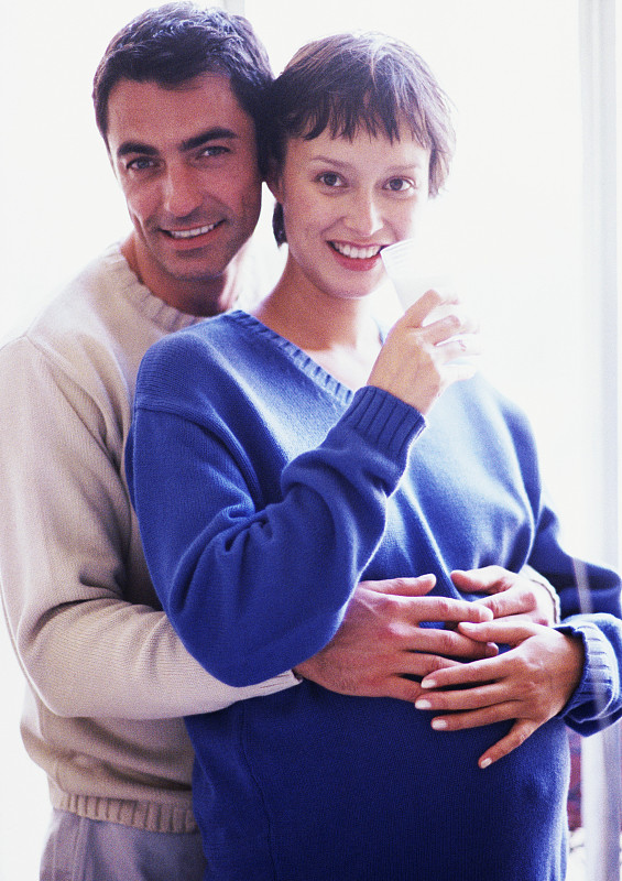 男子拥抱孕妇，肖像图片下载