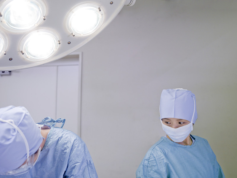 两个外科医生在手术室图片下载