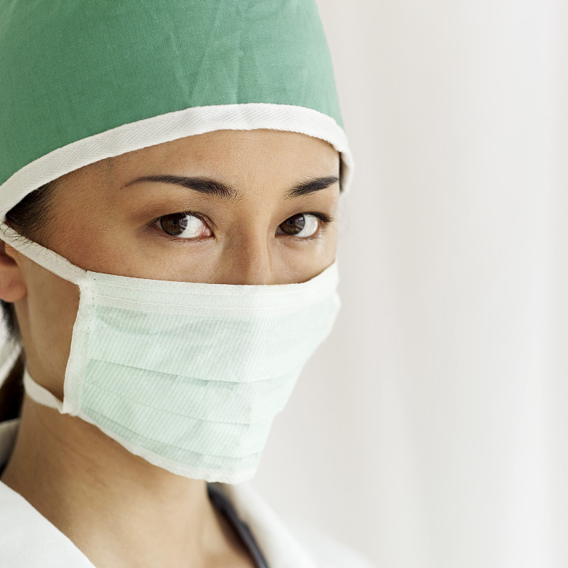 一个年轻的女医生穿着外科装备的特写图片下载