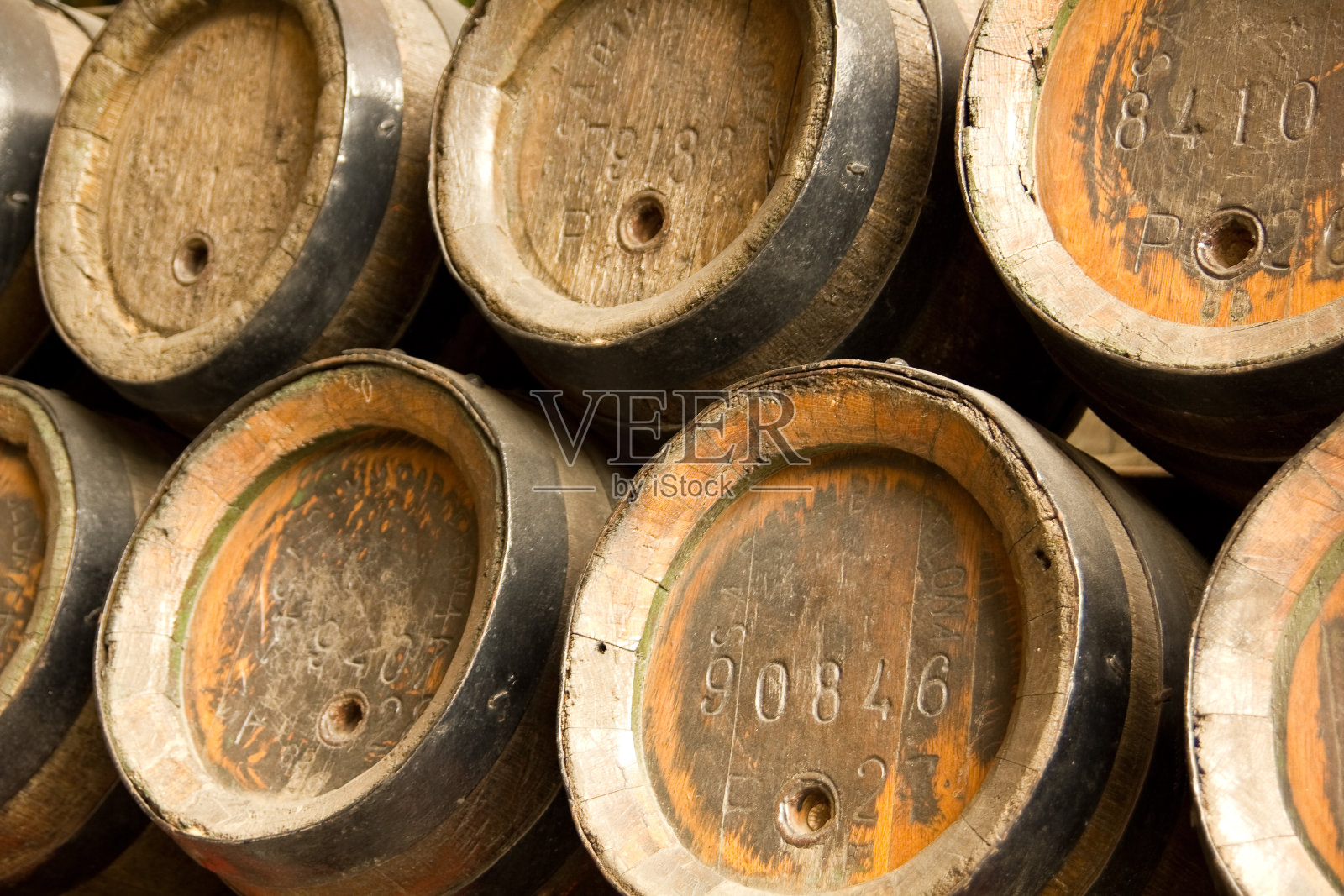 一排木制啤酒桶照片摄影图片
