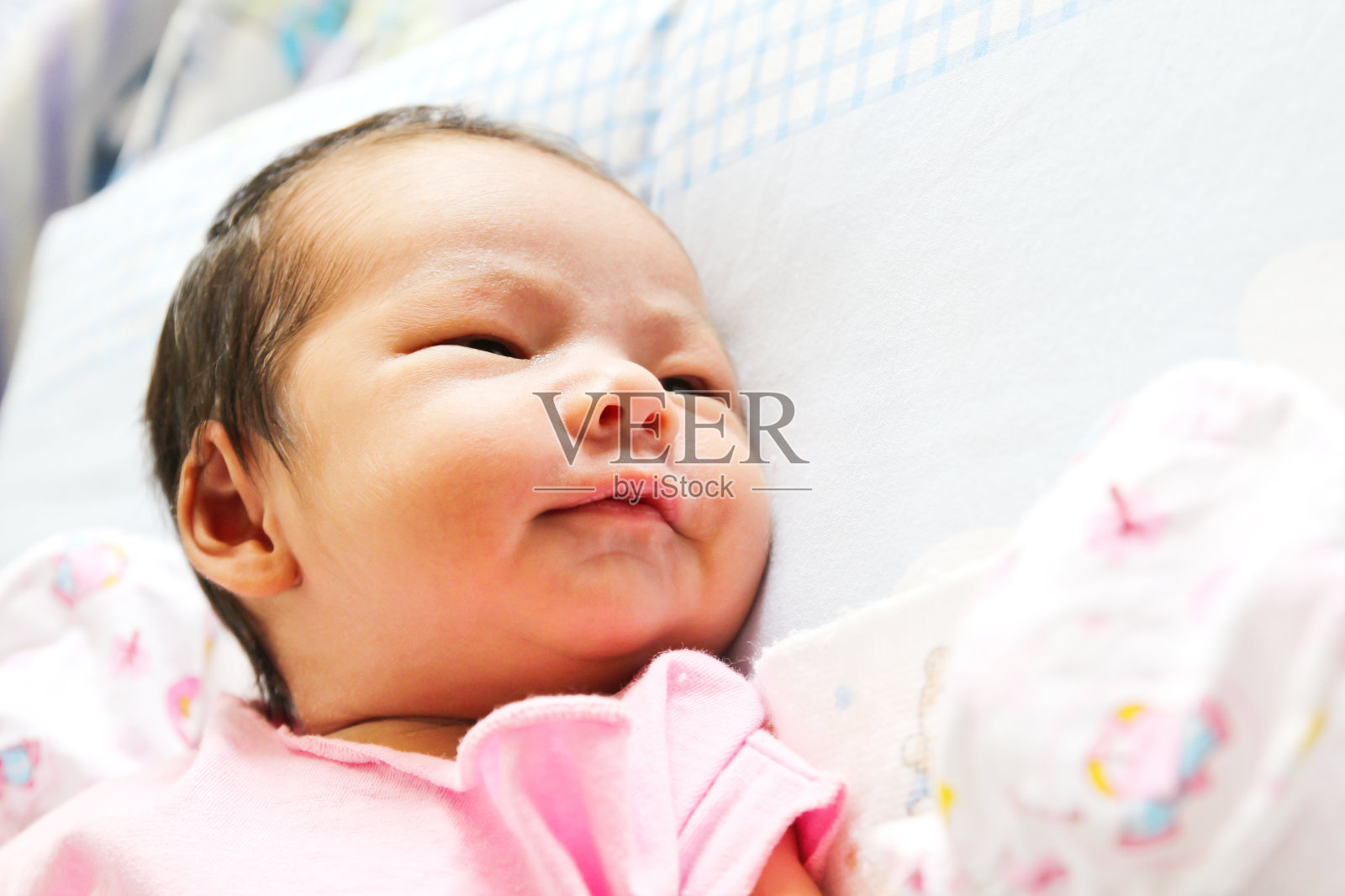 新生的亚洲女婴躺在毯子上照片摄影图片