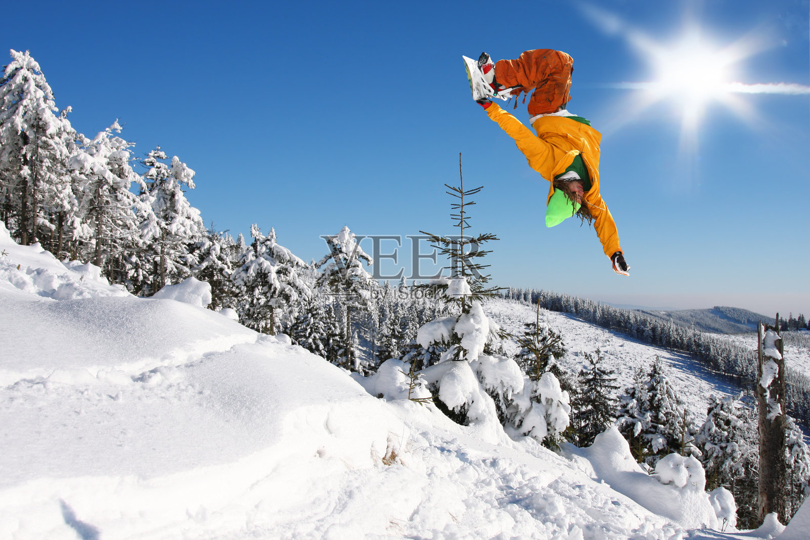 滑雪板在蓝天上跳跃照片摄影图片
