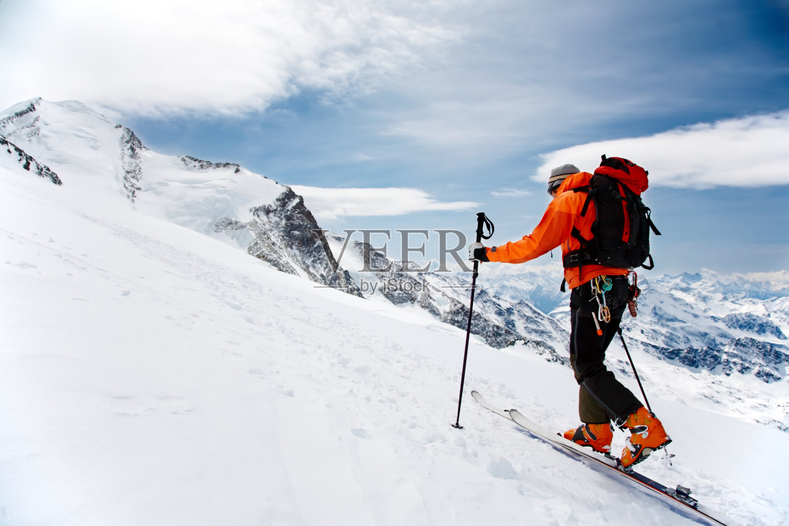 一个男人穿着雪鞋爬山照片摄影图片