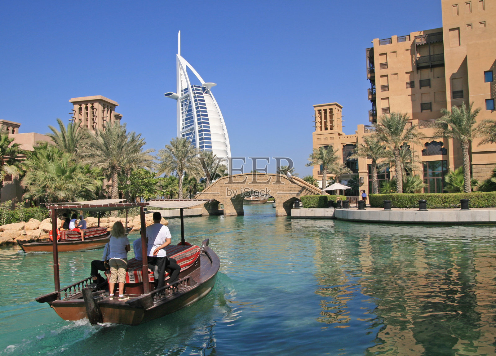 两名游客乘船前往迪拜一家豪华酒店照片摄影图片