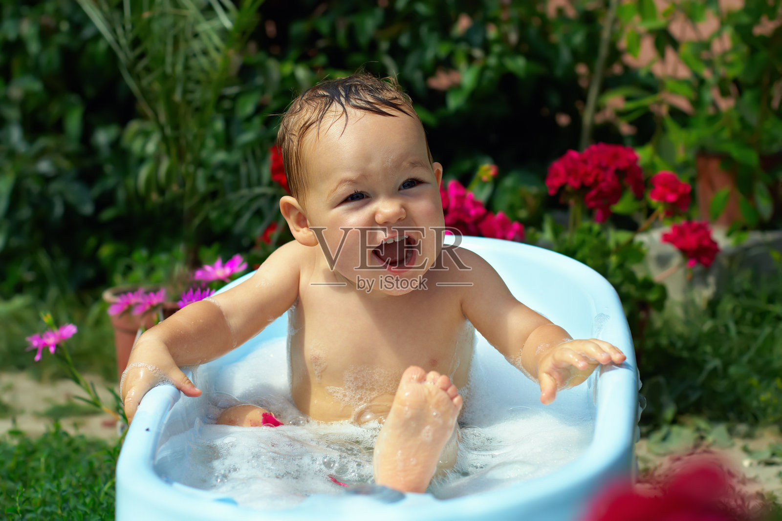 可爱的小男孩享受洗澡的乐趣照片摄影图片_ID:108160912-Veer图库