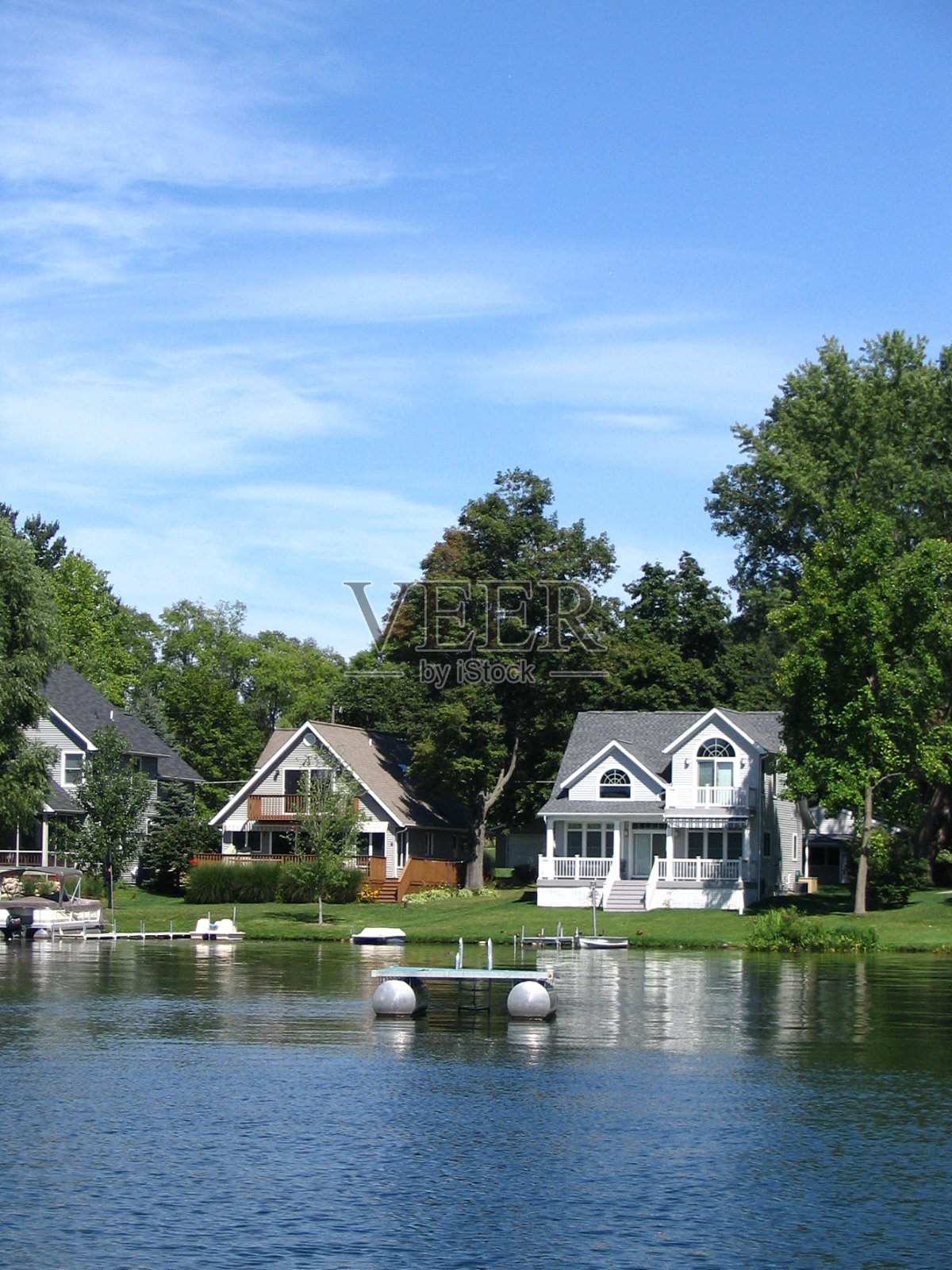 湖上有三幢漂亮的房子照片摄影图片