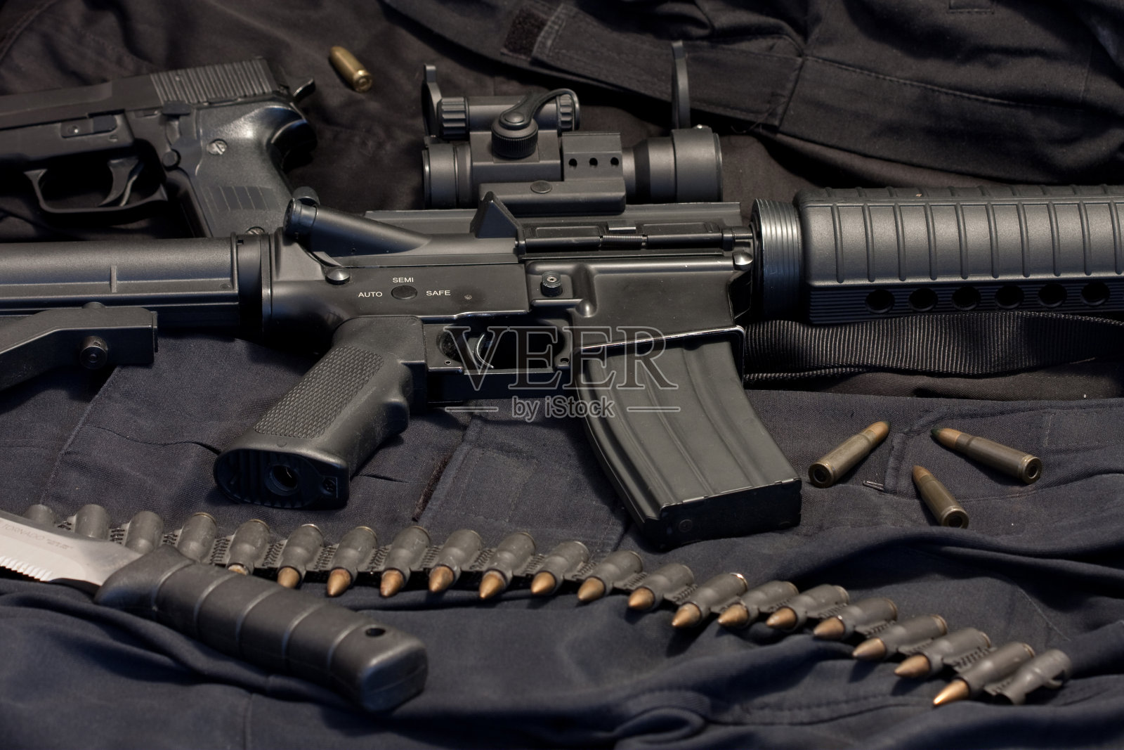 武器散布有手枪，M4，刀和弹药照片摄影图片