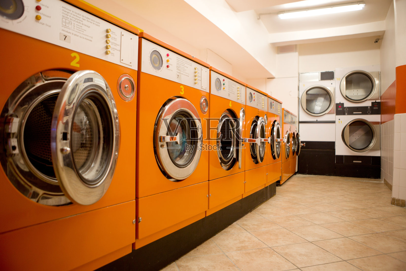 自助洗衣店的橙色洗衣机照片摄影图片