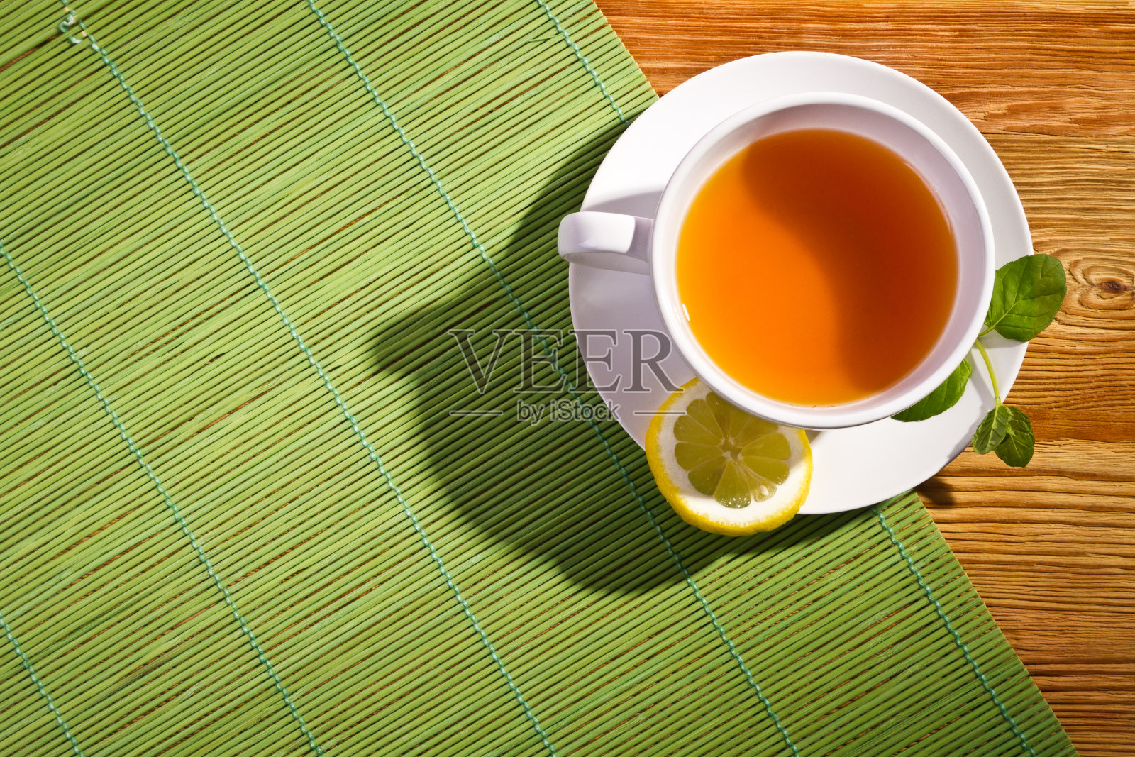 竹席上的新鲜柠檬热茶照片摄影图片