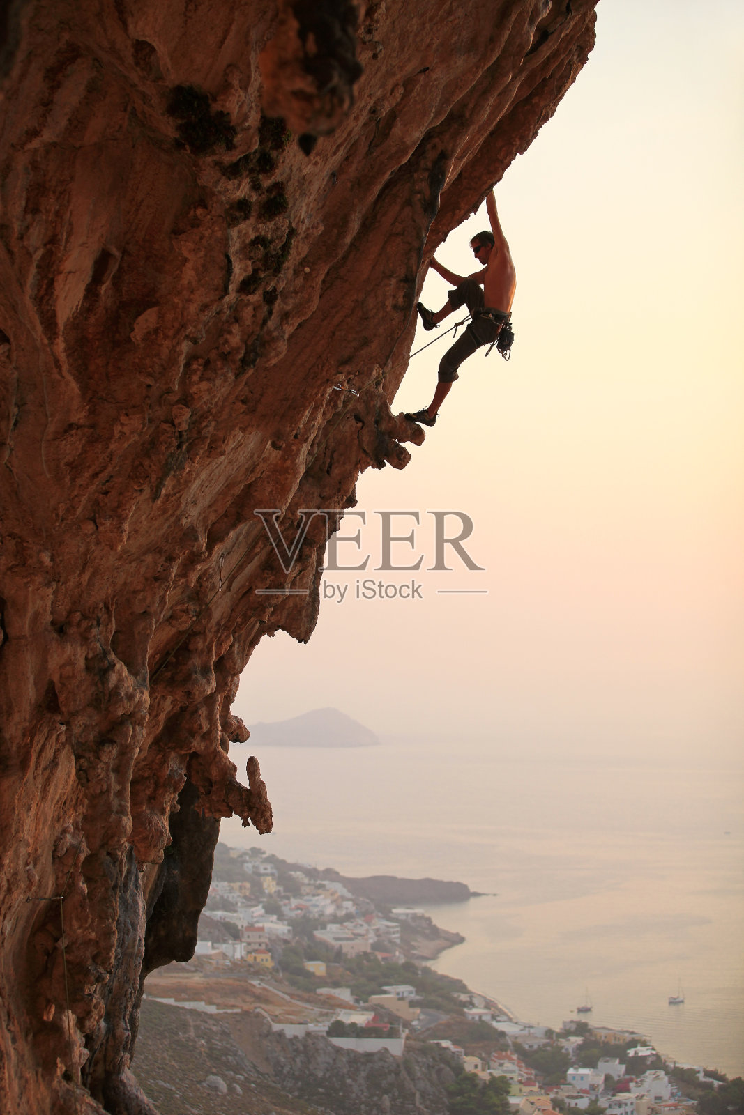 日落时的攀岩者照片摄影图片