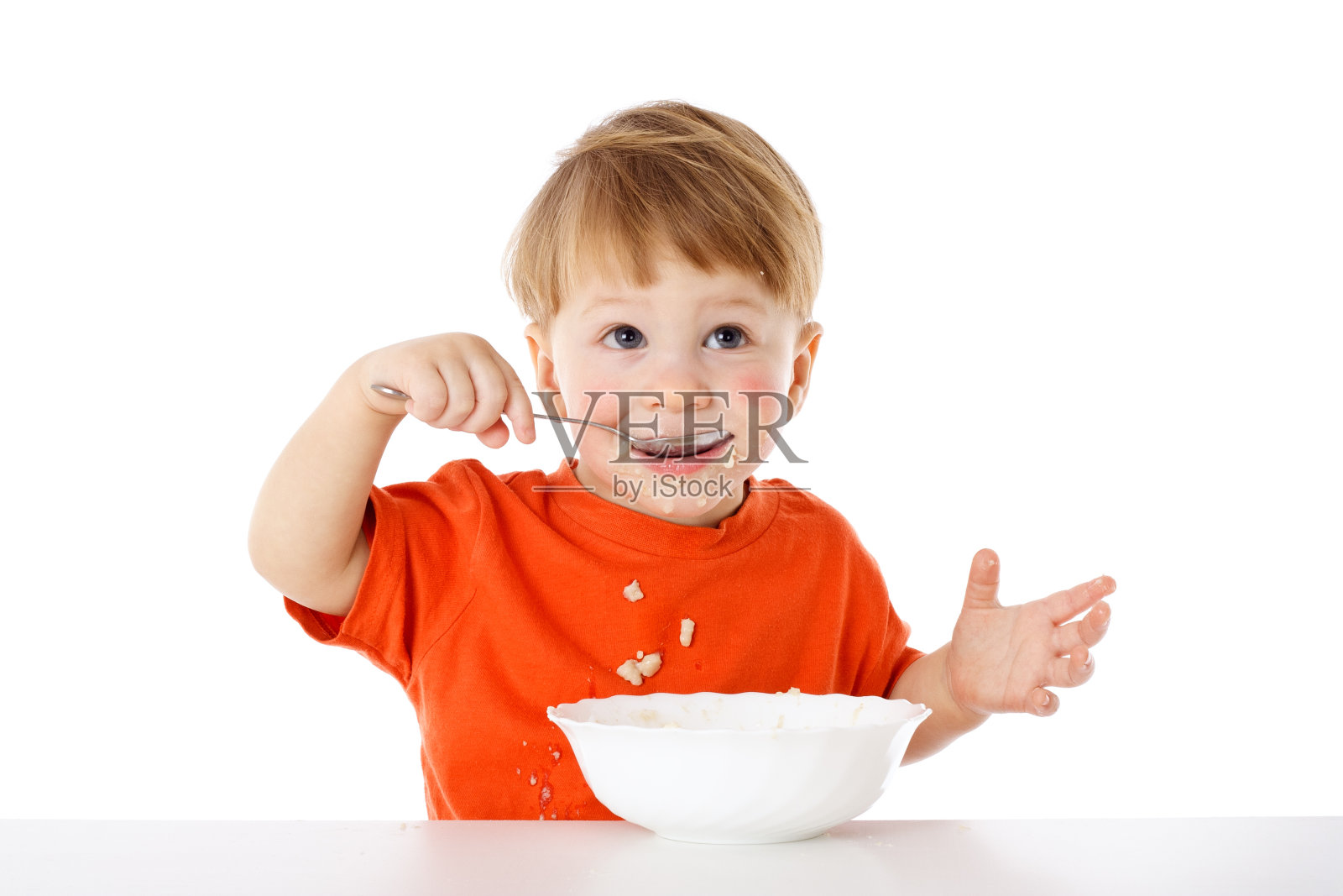 可爱的宝宝用勺子吃燕麦片照片摄影图片
