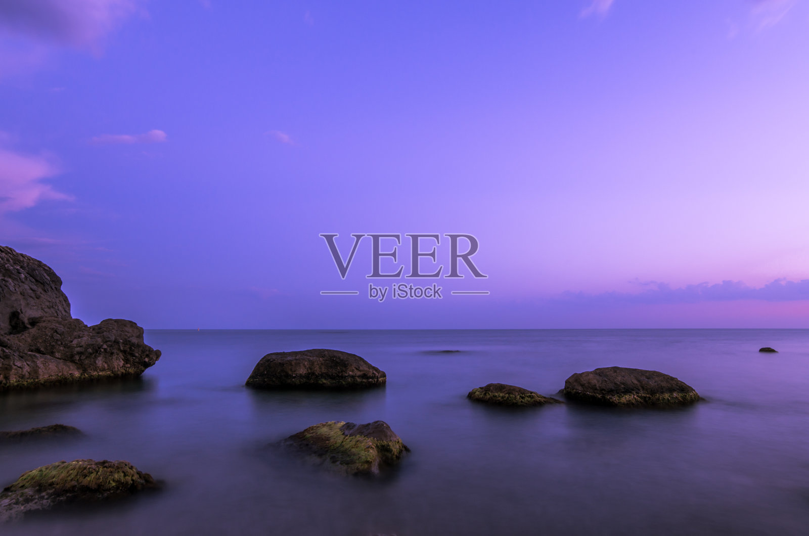 紫蓝色海水中的石头照片摄影图片