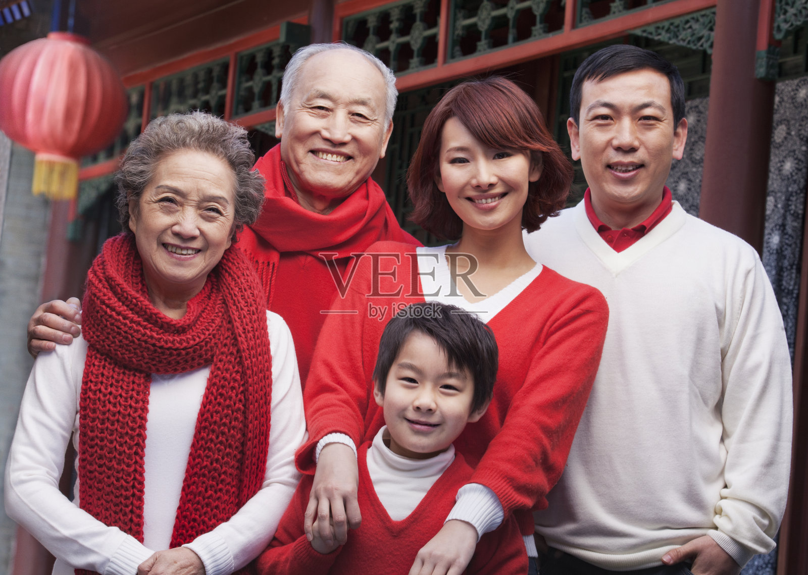 中国传统四合院中的多代家庭照片摄影图片