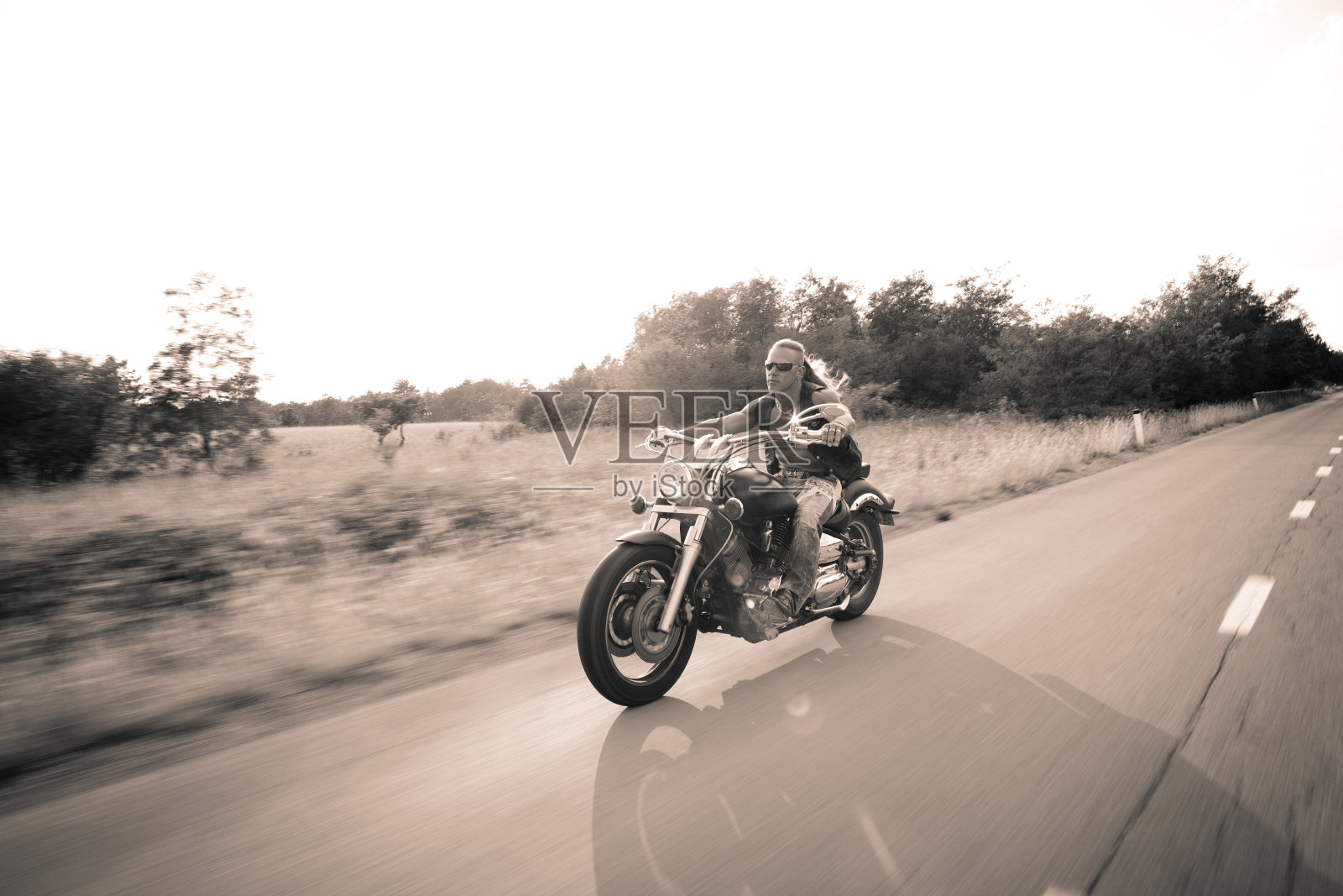 运动模糊摩托车在农村照片摄影图片