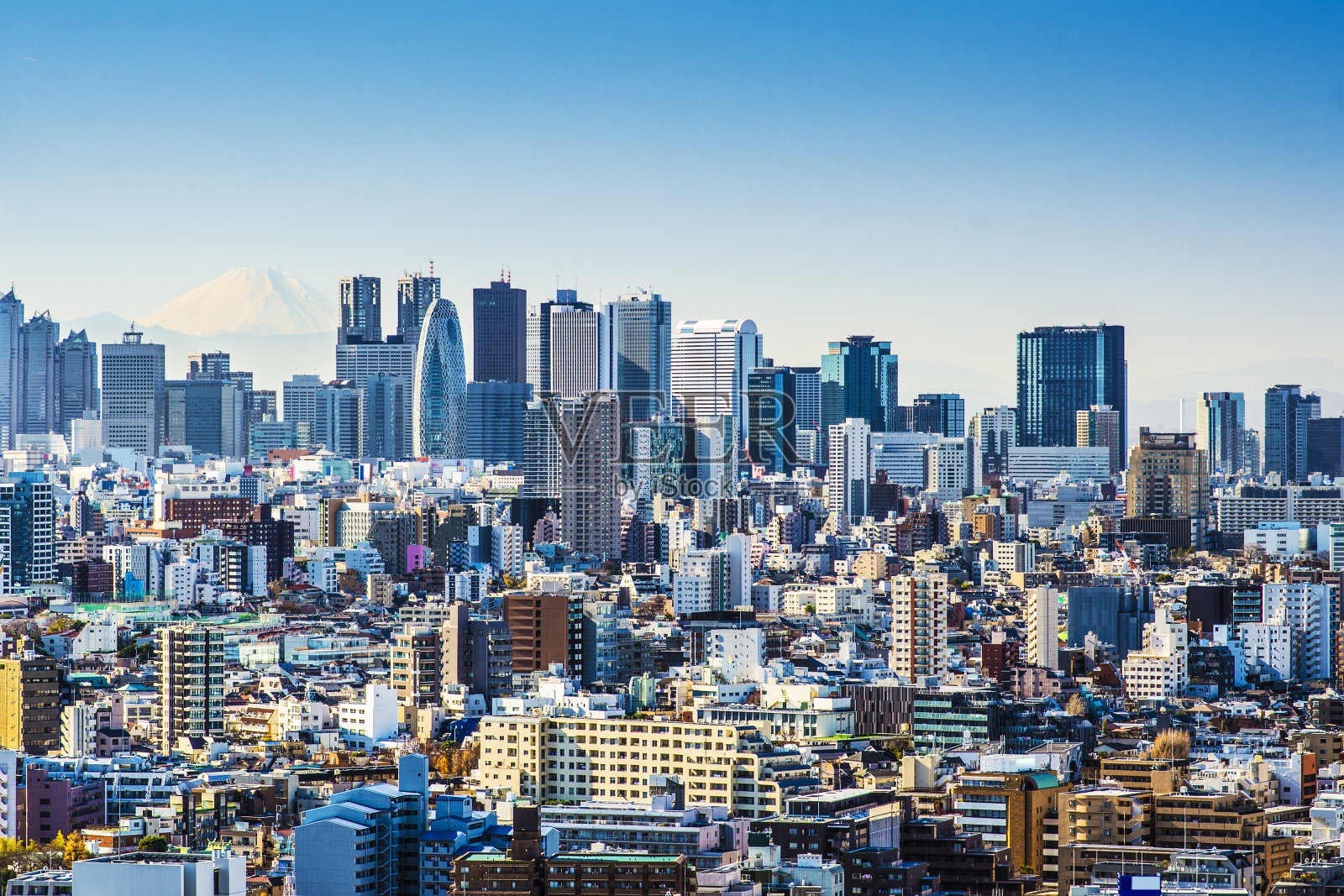 东京城市天际线在一个阳光明媚的日子照片摄影图片