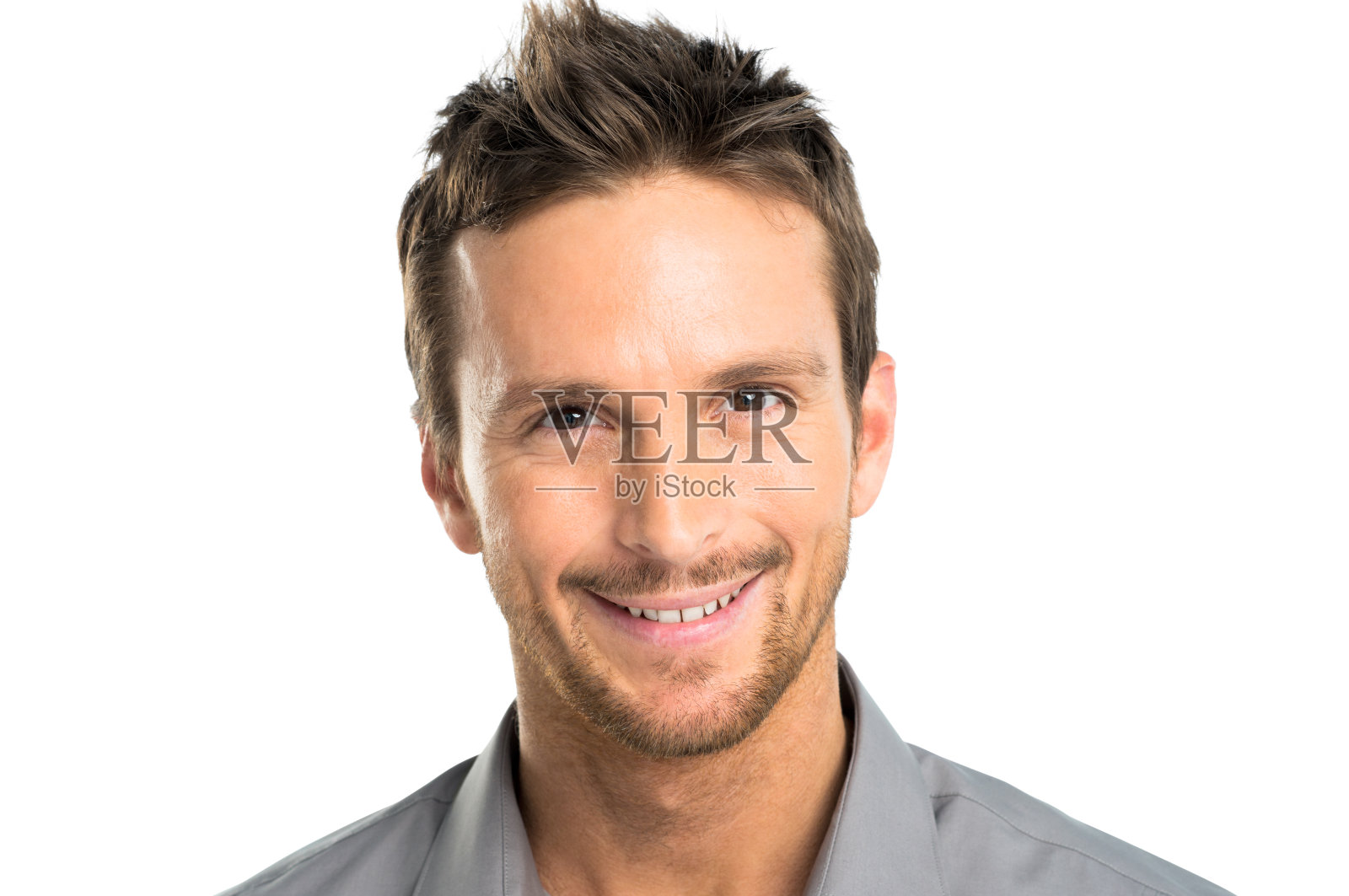 短发，淡淡胡须的男人微笑着照片摄影图片
