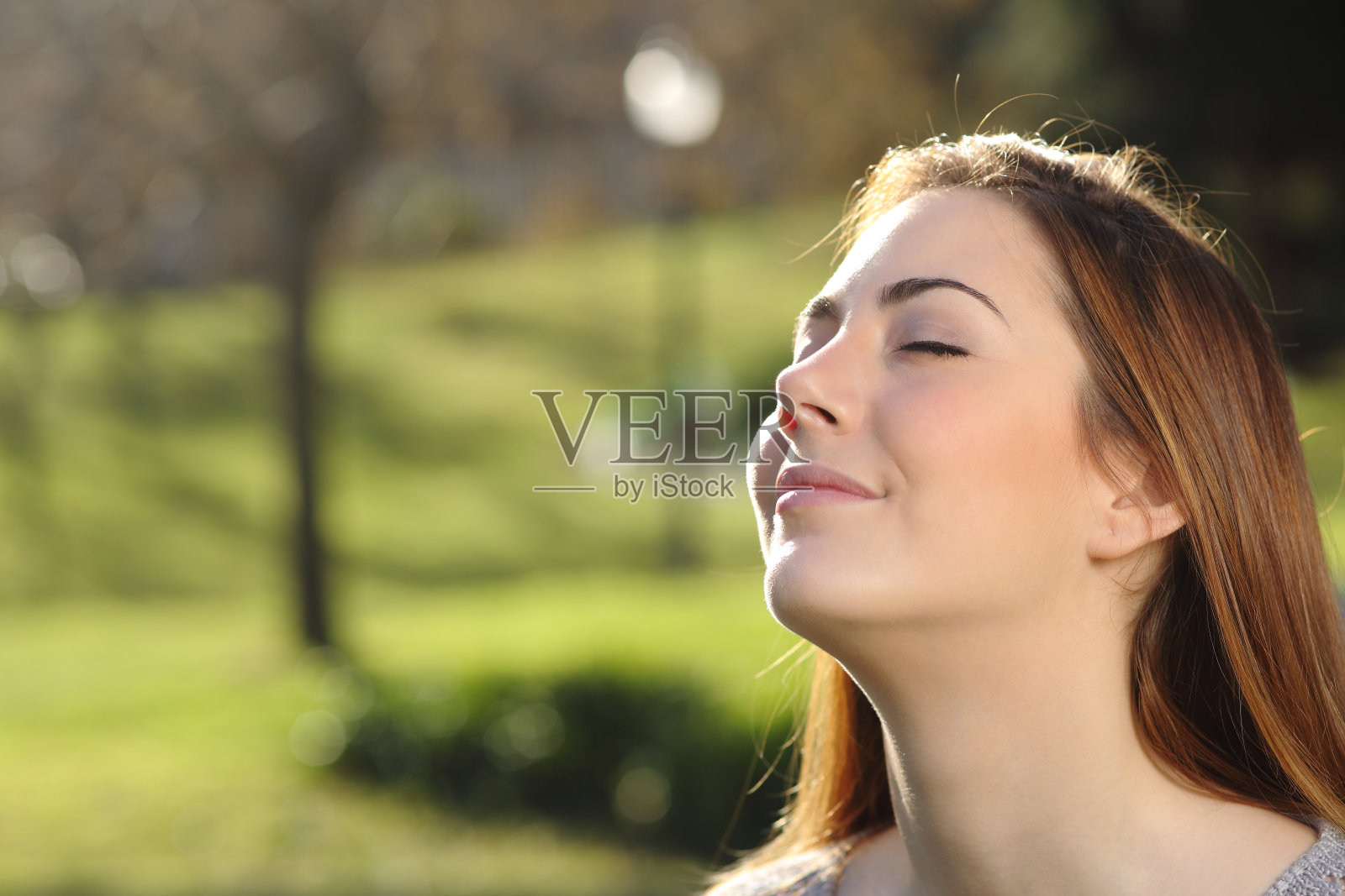 一个放松的女人在公园里深呼吸的肖像照片摄影图片