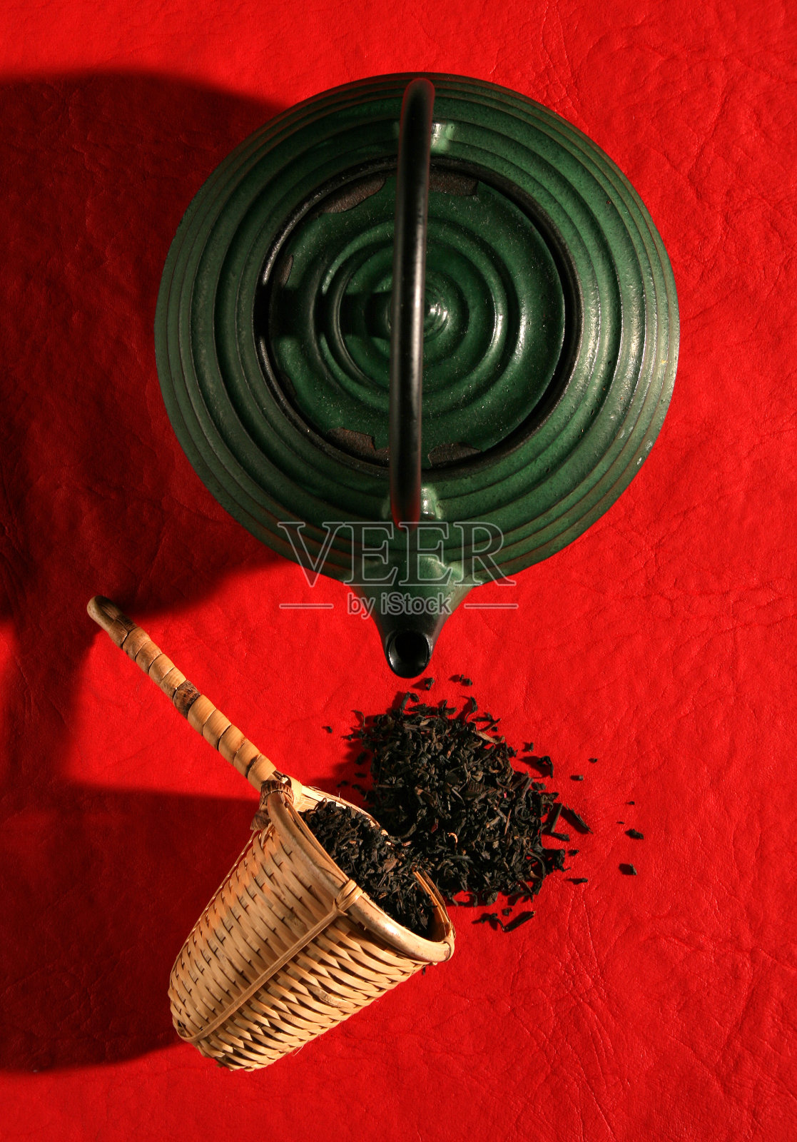 中国茶壶和柳条勺照片摄影图片