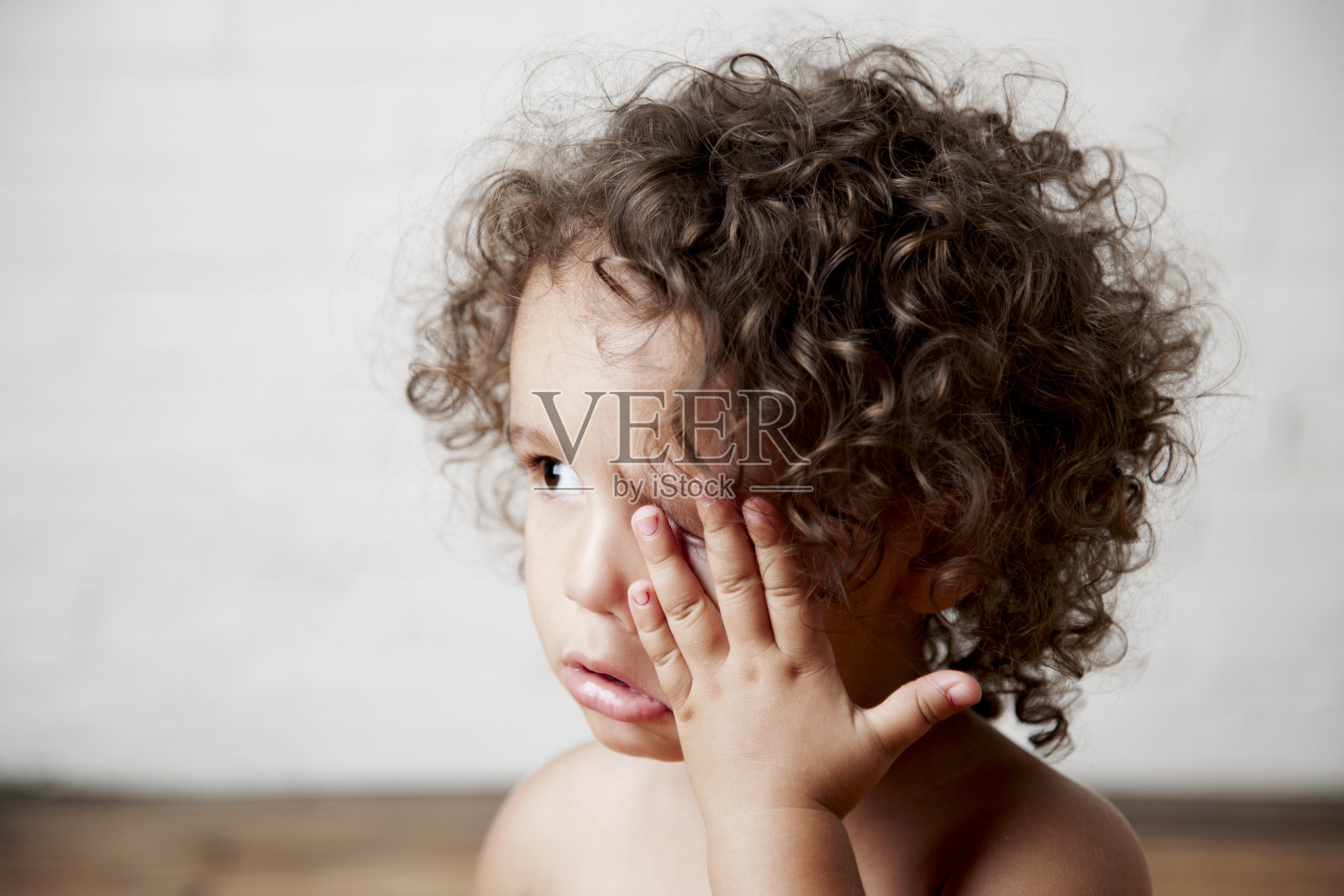 混血幼童揉着眼睛哭泣照片摄影图片