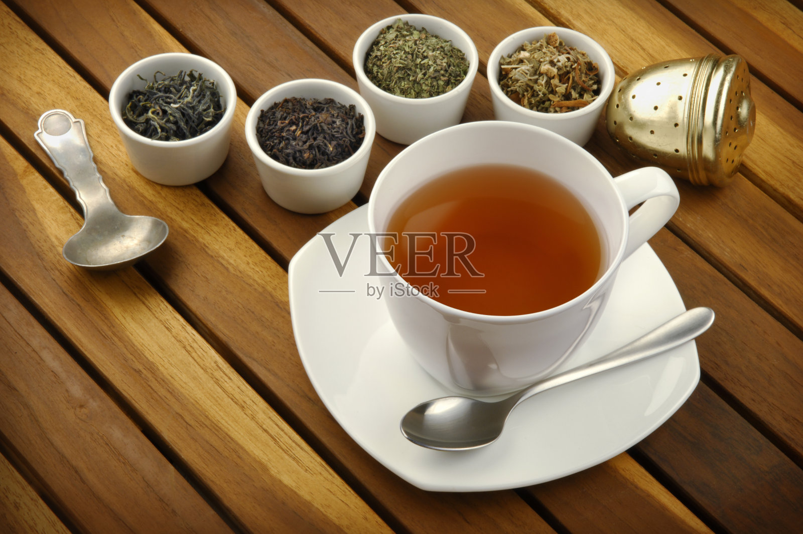 一杯用新鲜茶叶制成的茶照片摄影图片
