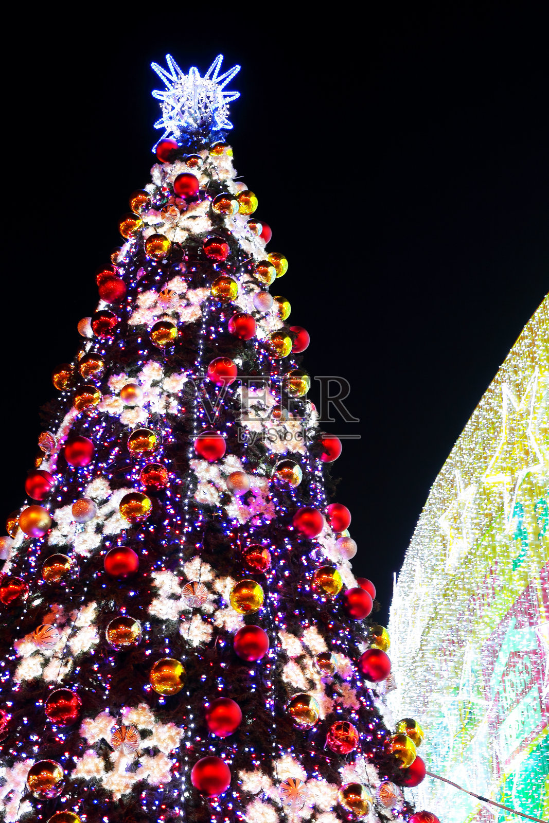 发光的圣诞树照片摄影图片