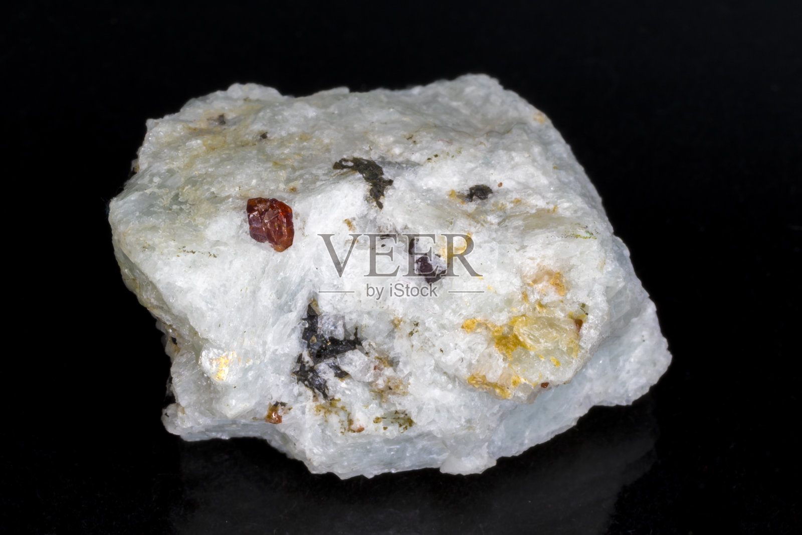 红色锆石晶体的天然矿物特写照片摄影图片