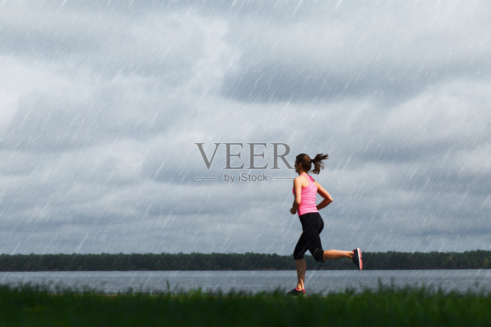 年轻的运动女人在雨天跑步照片摄影图片
