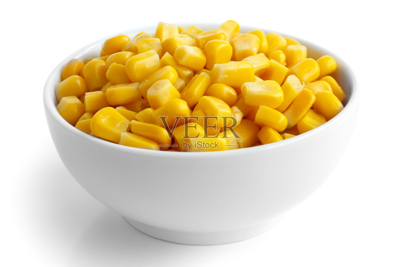 一碗孤立的甜玉米罐头。照片摄影图片