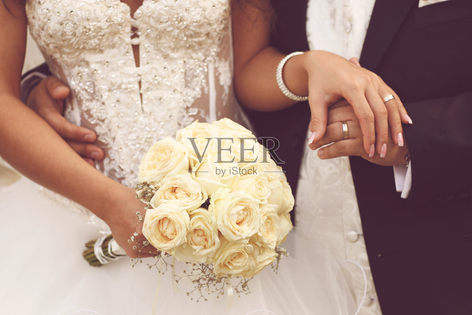 新娘的玫瑰花束和牵手的细节照片摄影图片