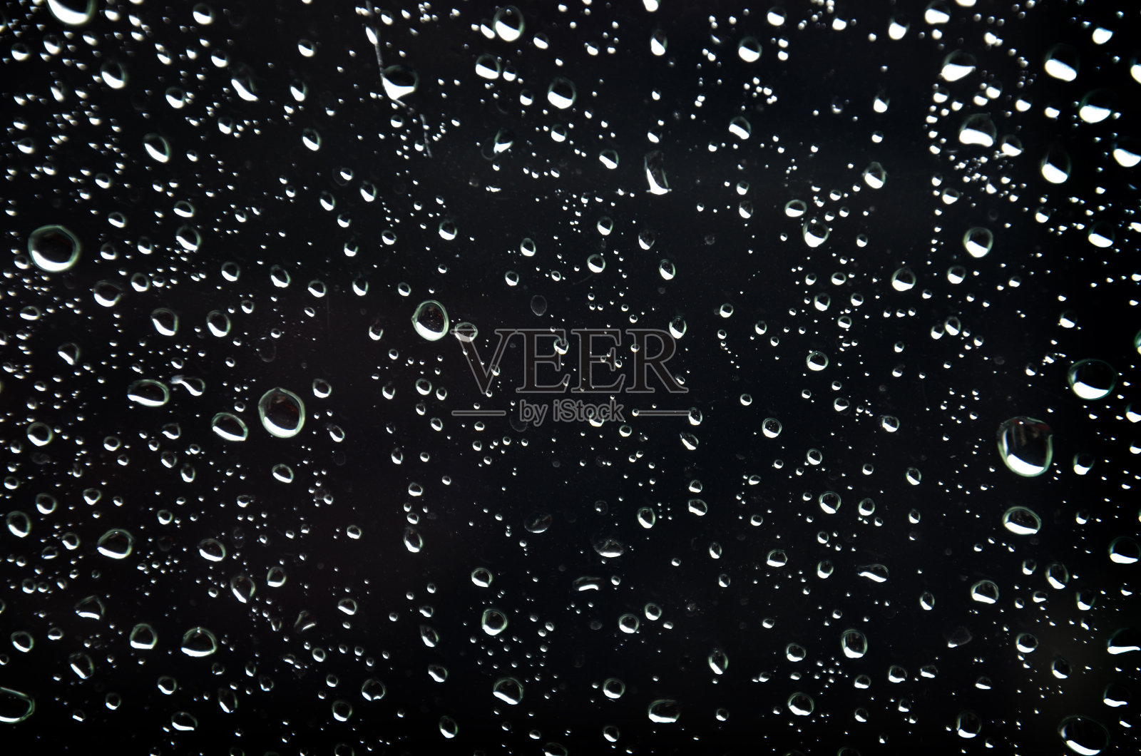 玻璃板背景上的雨滴照片摄影图片