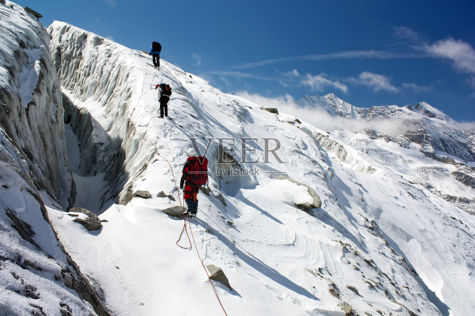 一群用绳索攀登冰川的登山者照片摄影图片