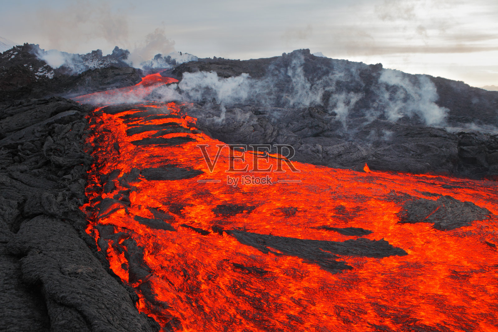 堪察加火山喷发，熔岩照片摄影图片